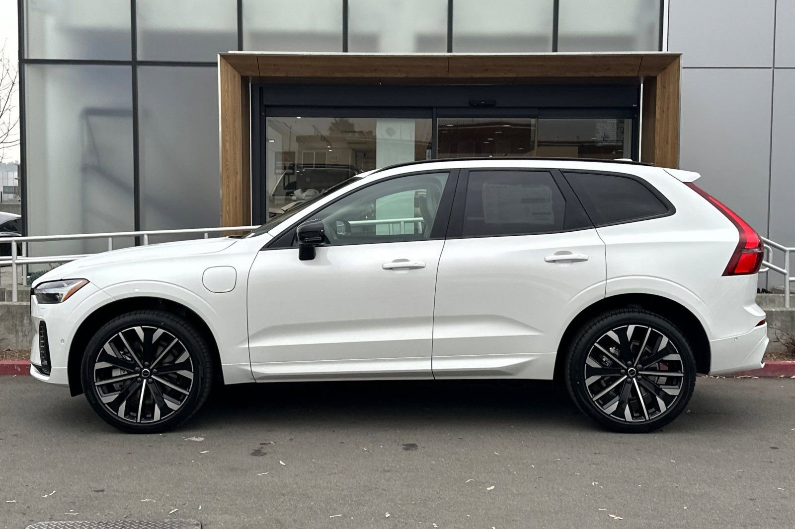 New 2026 Volvo XC60 T8 Ultra w/ Protection Package Premier image 5