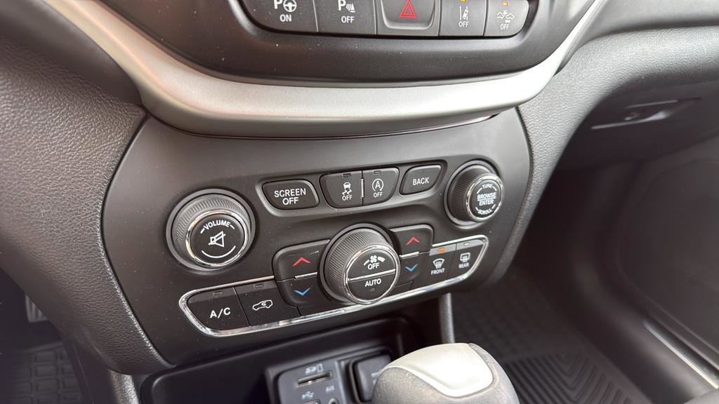 Used 2018 Jeep Cherokee Overland w/ Technology Group image 23