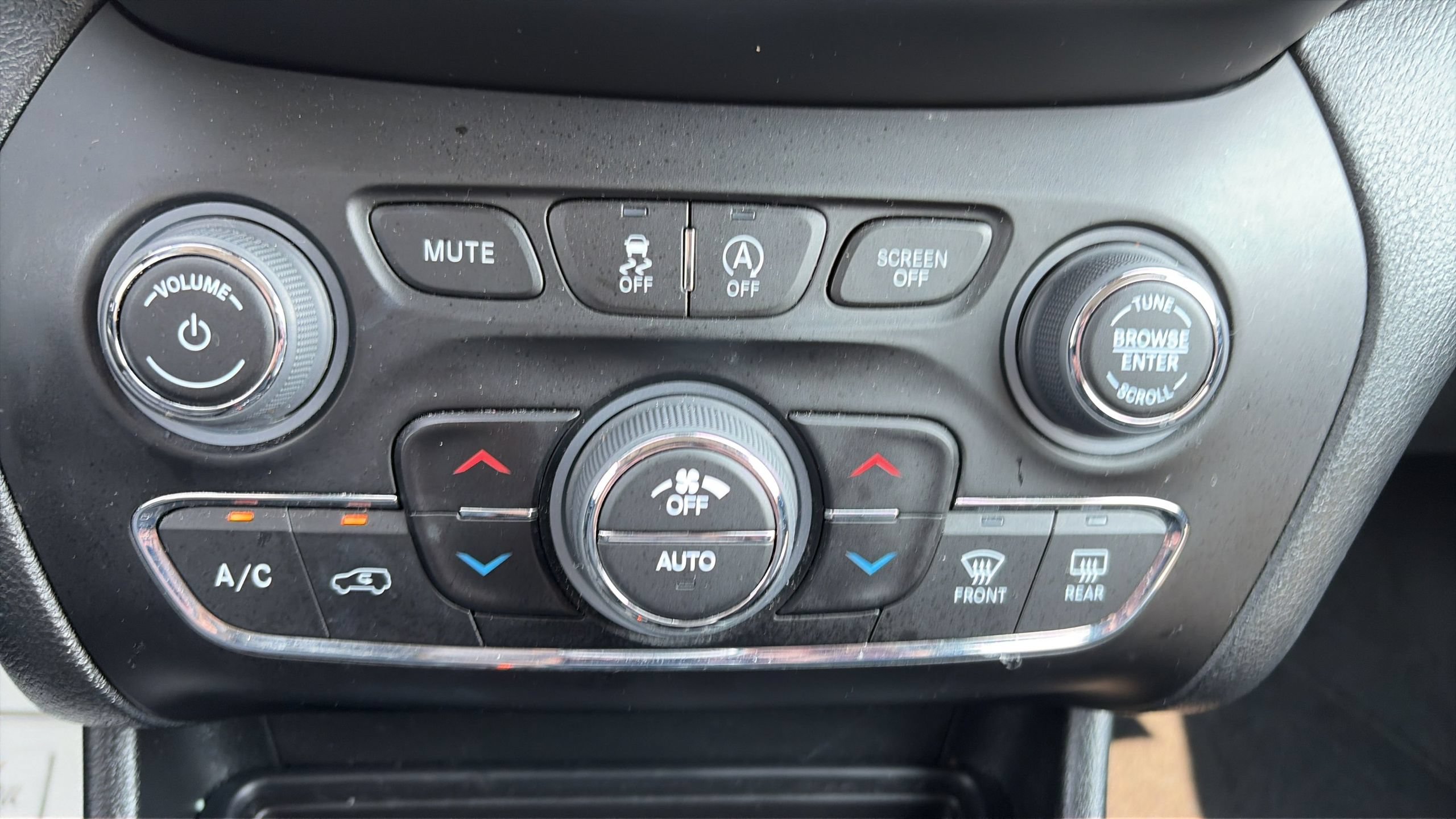 Used 2022 Jeep Cherokee Limited w/ Elite Package AWD/4WD image 25