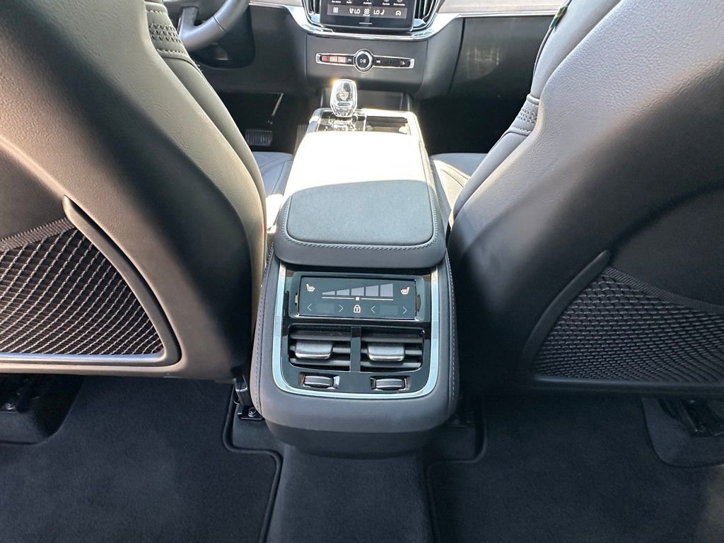 Used 2025 Volvo XC90 B5 Plus AWD/4WD image 19