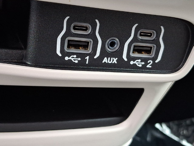 Used 2024 Chrysler Pacifica Touring-L FWD image 26
