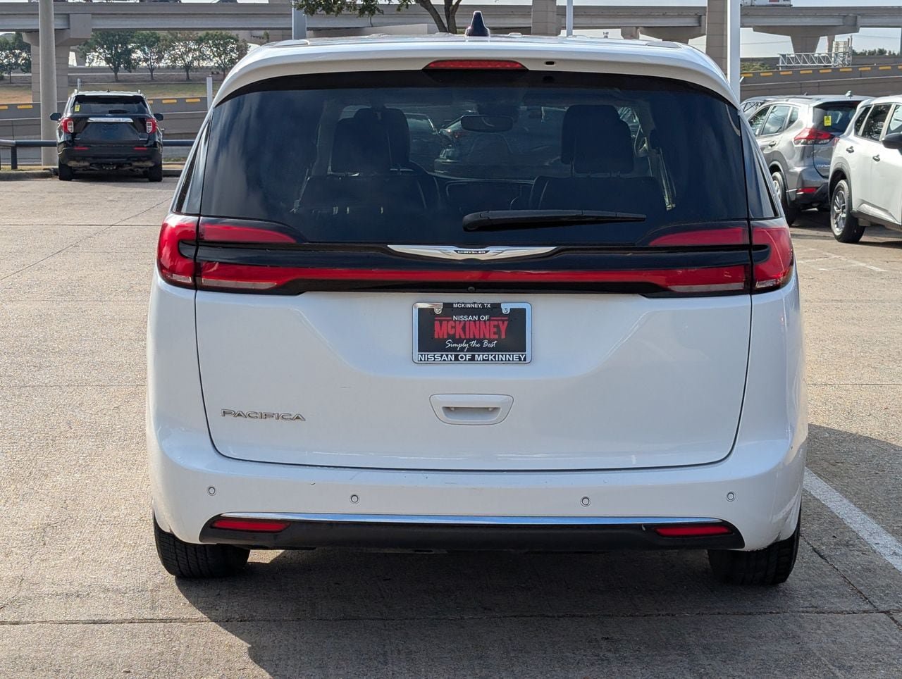 Used 2023 Chrysler Pacifica Touring-L FWD image 5