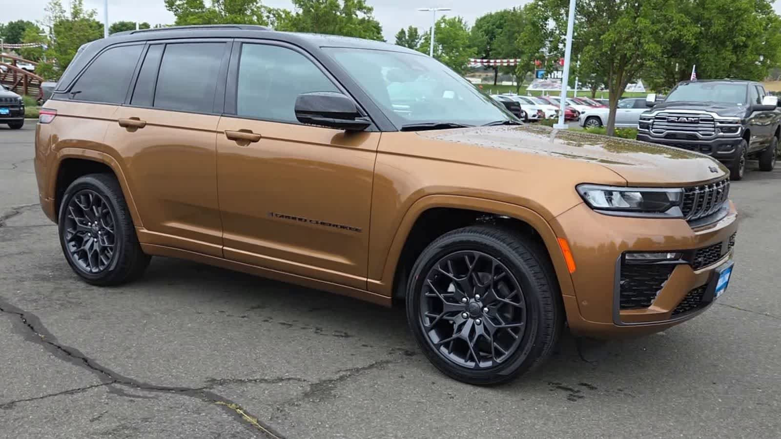 New 2026 Jeep Grand Cherokee Summit AWD/4WD image 2