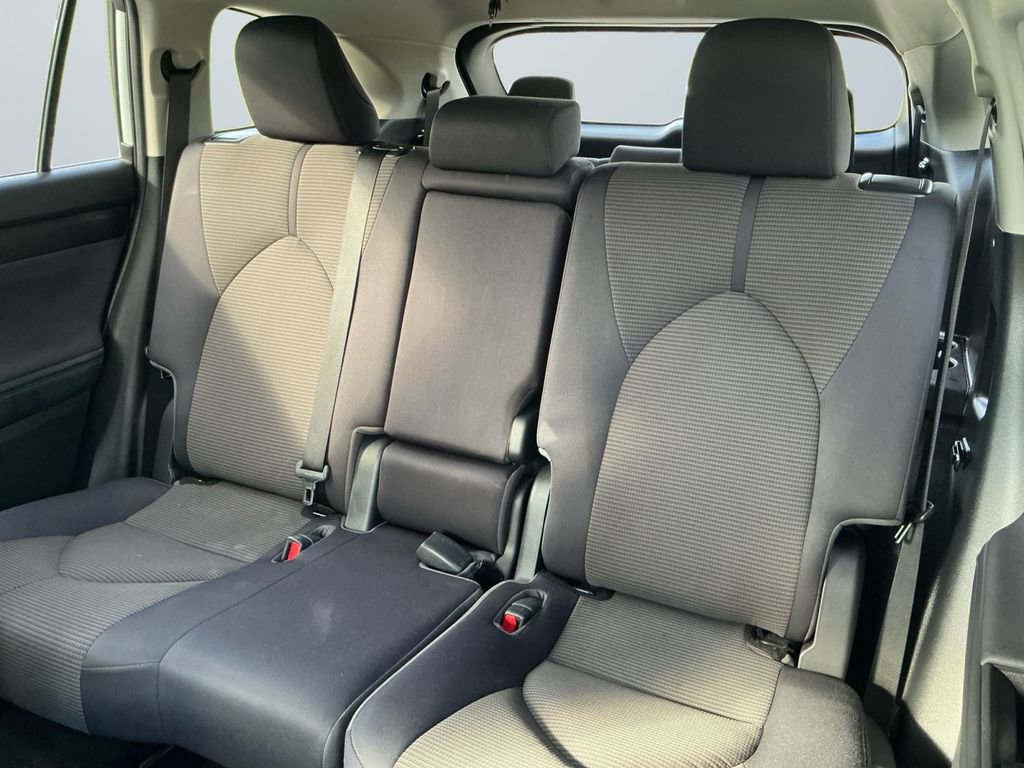 Used 2023 Toyota Highlander LE FWD image 14