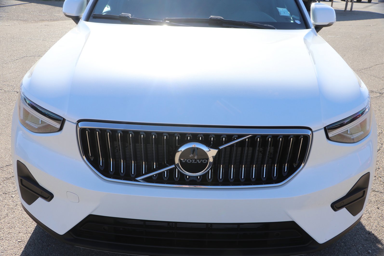 Used 2024 Volvo XC40 B5 Core image 2