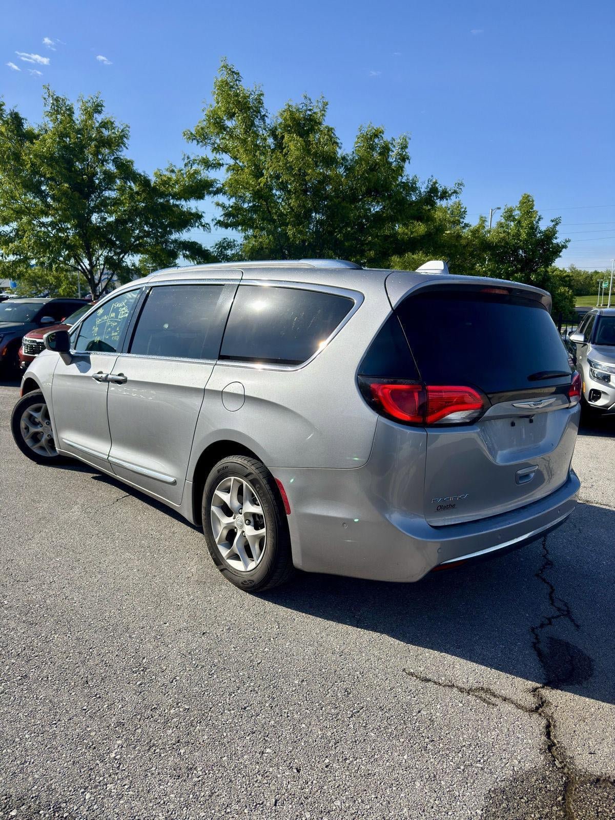 Used 2018 Chrysler Pacifica Touring-L Plus w/ Advanced Safetytec Group FWD image 3