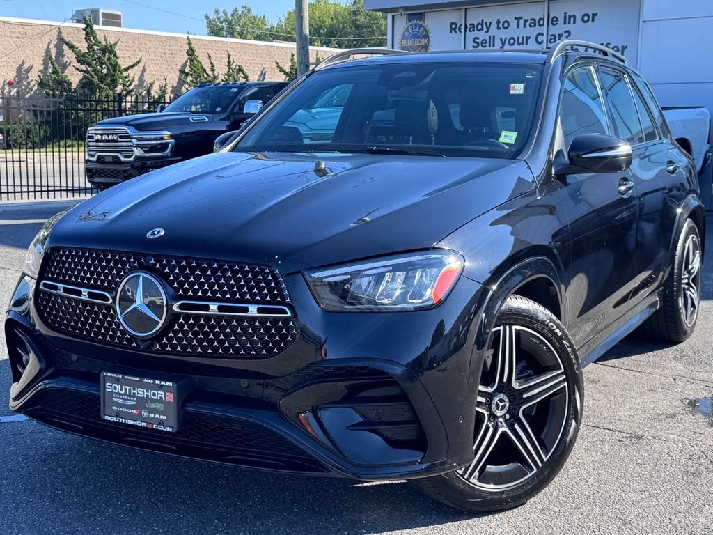Used 2025 Mercedes-Benz GLE 350 4MATIC w/ AMG Line Exterior image 3