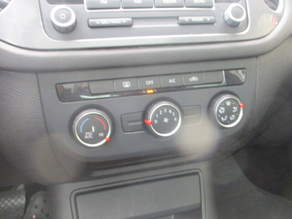 Used 2013 Volkswagen Tiguan S image 28