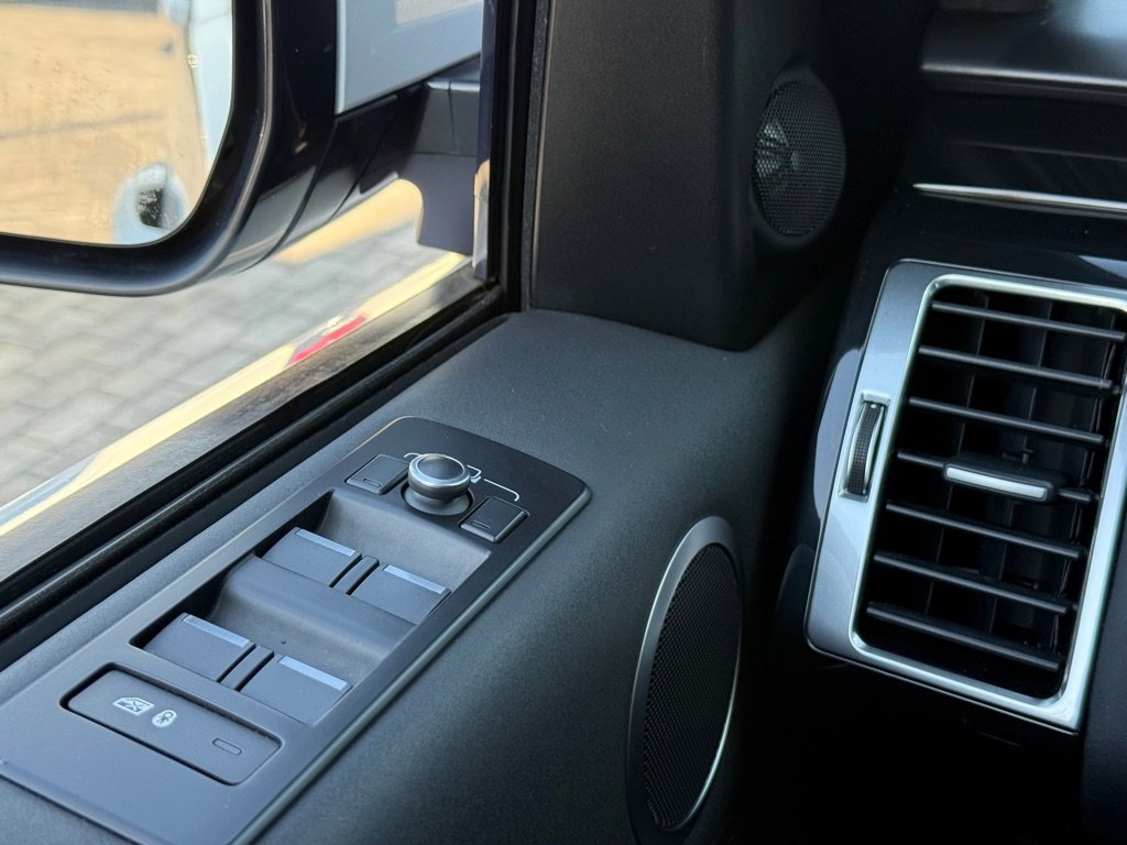 Used 2019 Land Rover Discovery SE image 18