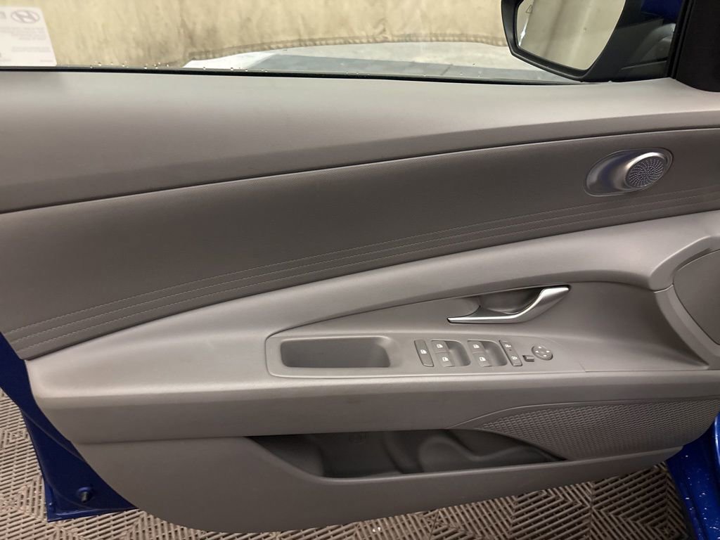 Certified 2025 Hyundai Elantra SE image 10