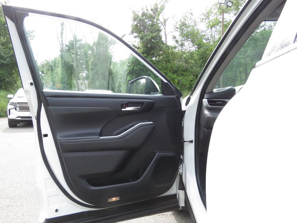Used 2020 Toyota Highlander XLE AWD/4WD image 9