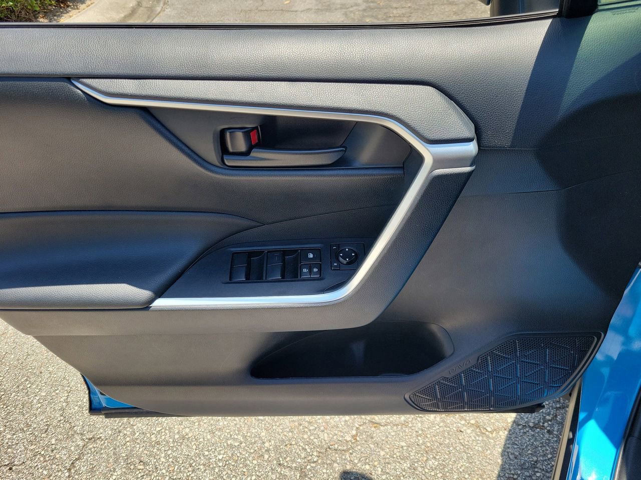 Used 2020 Toyota RAV4 LE FWD image 13