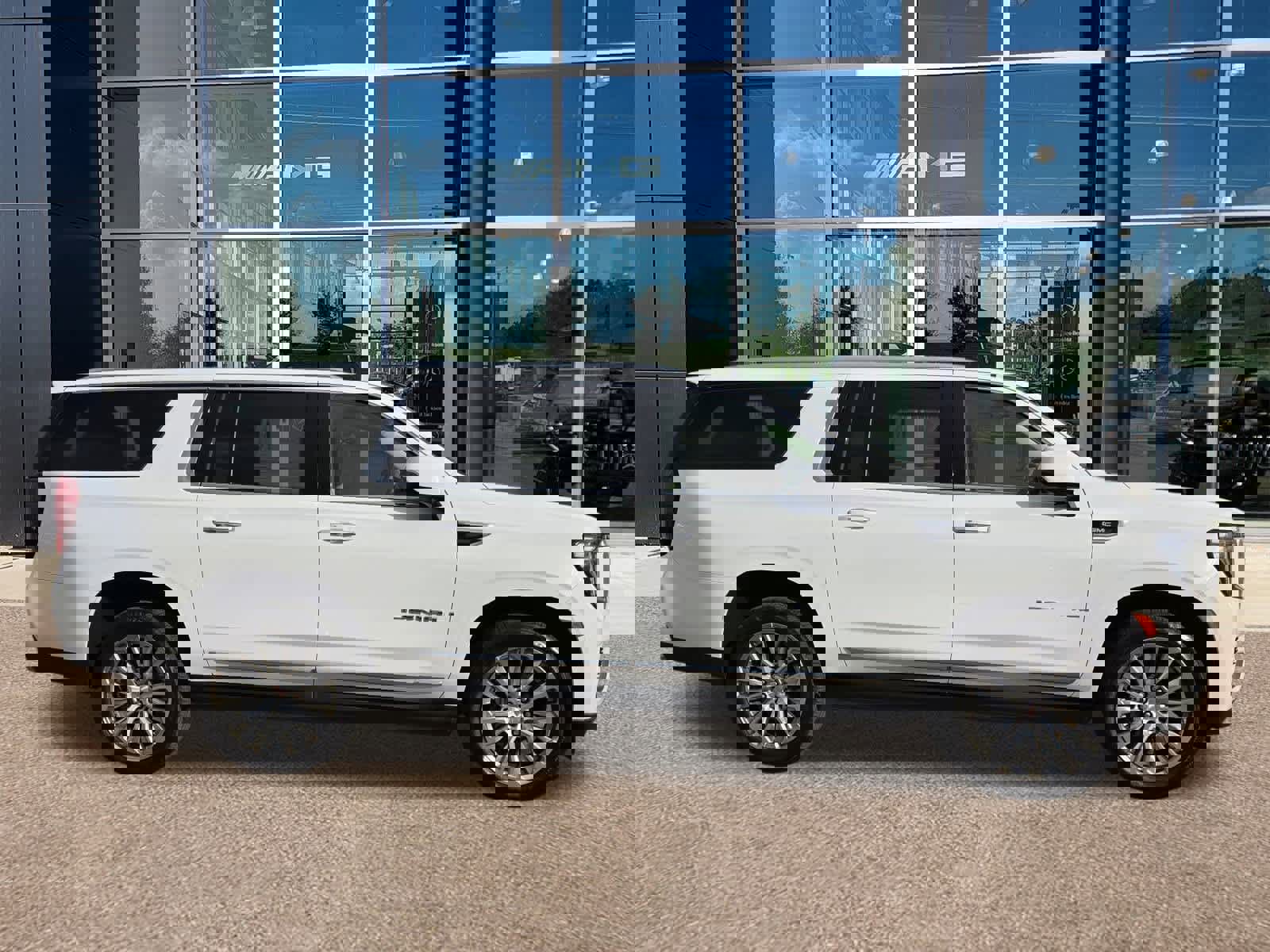 Used 2022 GMC Yukon XL Denali image 4