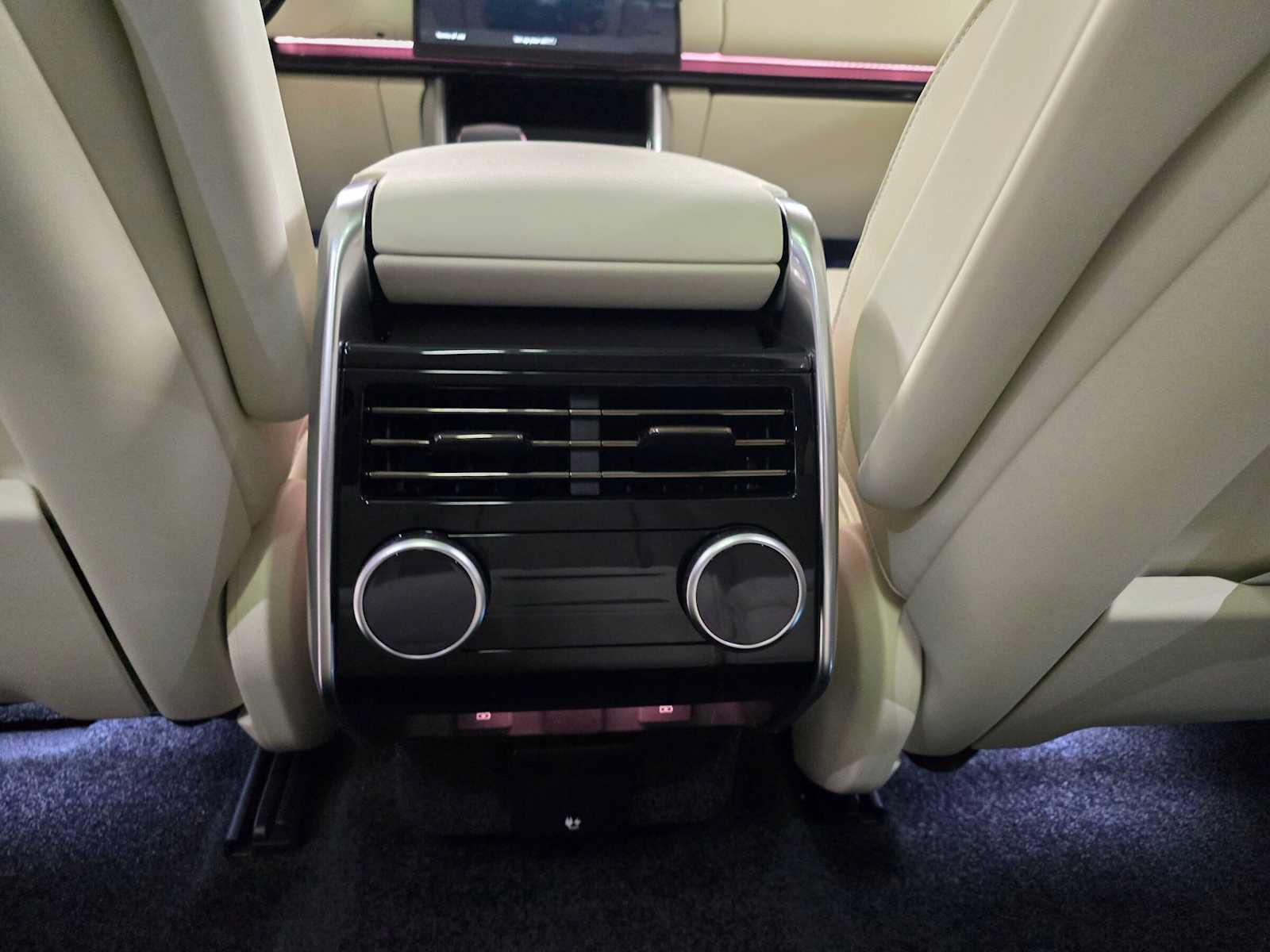 New 2026 Land Rover Range Rover Long Wheelbase SE AWD/4WD image 19