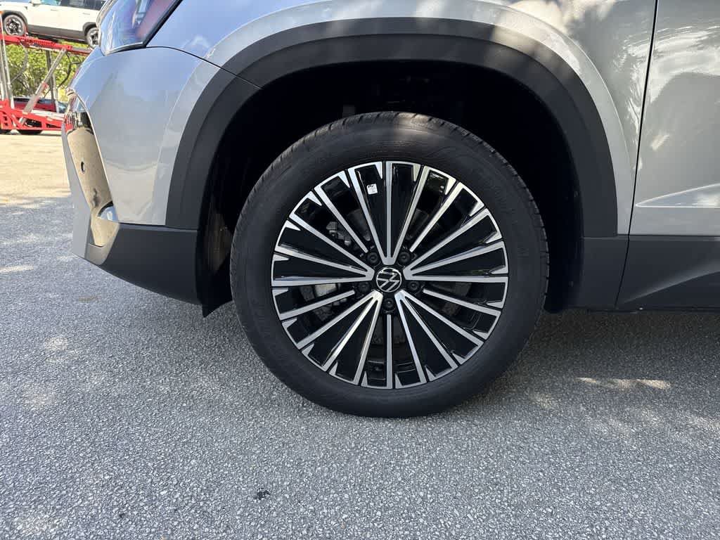 New 2026 Volkswagen Taos SE FWD image 10