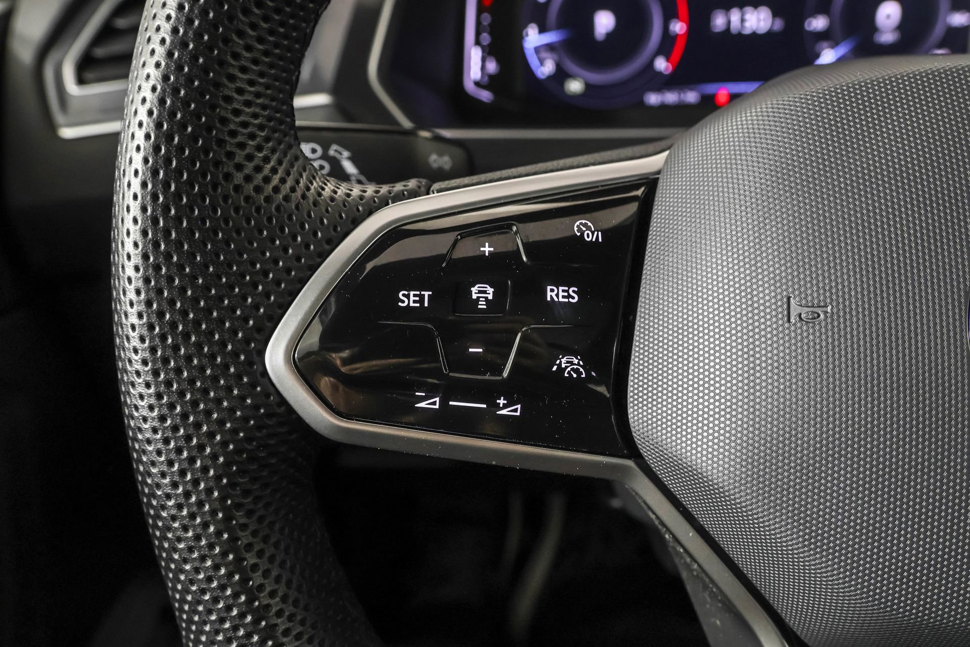 Used 2024 Volkswagen Tiguan SEL R-Line image 26