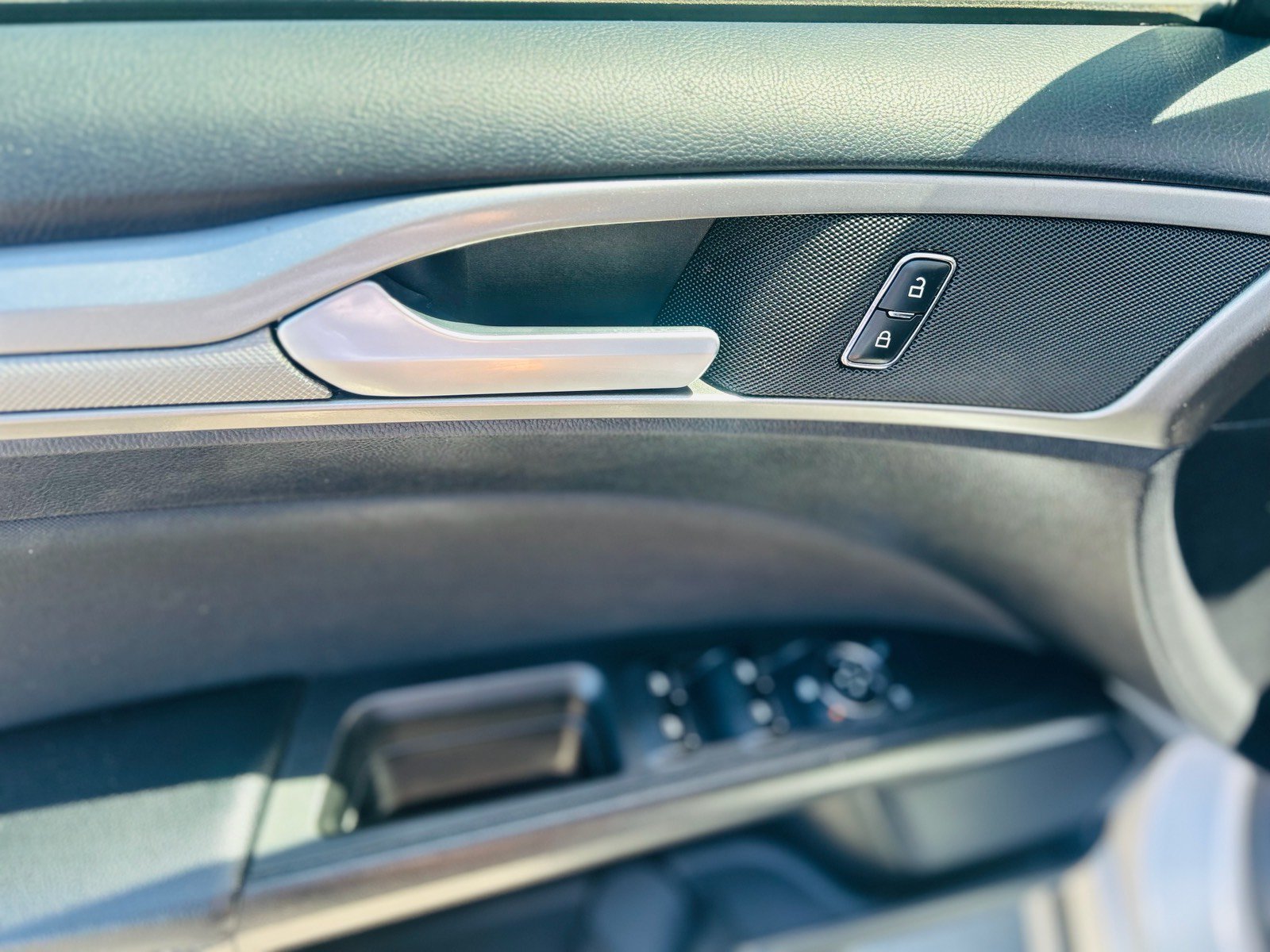 Used 2018 Ford Fusion SE FWD image 23