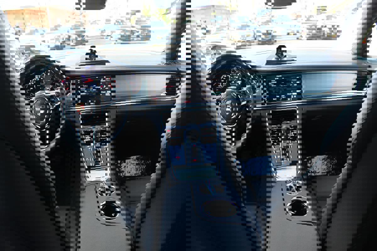 Used 2018 Porsche Panamera 4 image 36