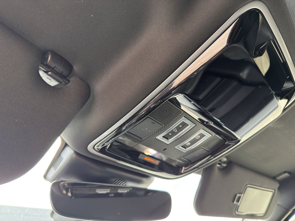 Used 2019 Land Rover Range Rover Velar R-Dynamic SE image 27