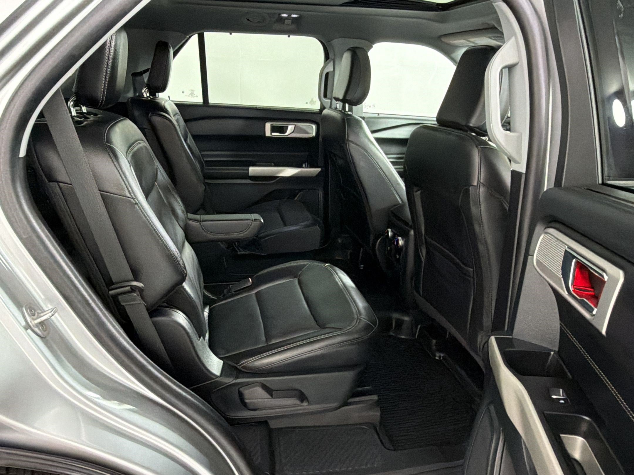 Used 2022 Ford Explorer Limited w/ Equipment Group 301A RWD image 31