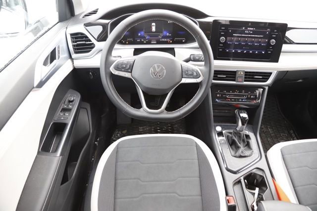 Used 2025 Volkswagen Taos SE w/ Black Wheel Package image 17
