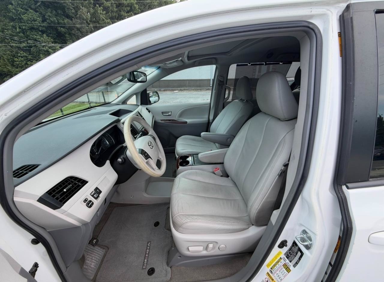Used 2013 Toyota Sienna XLE FWD image 12