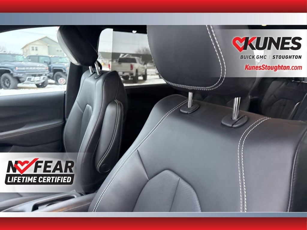 Used 2025 Chrysler Pacifica Select image 23