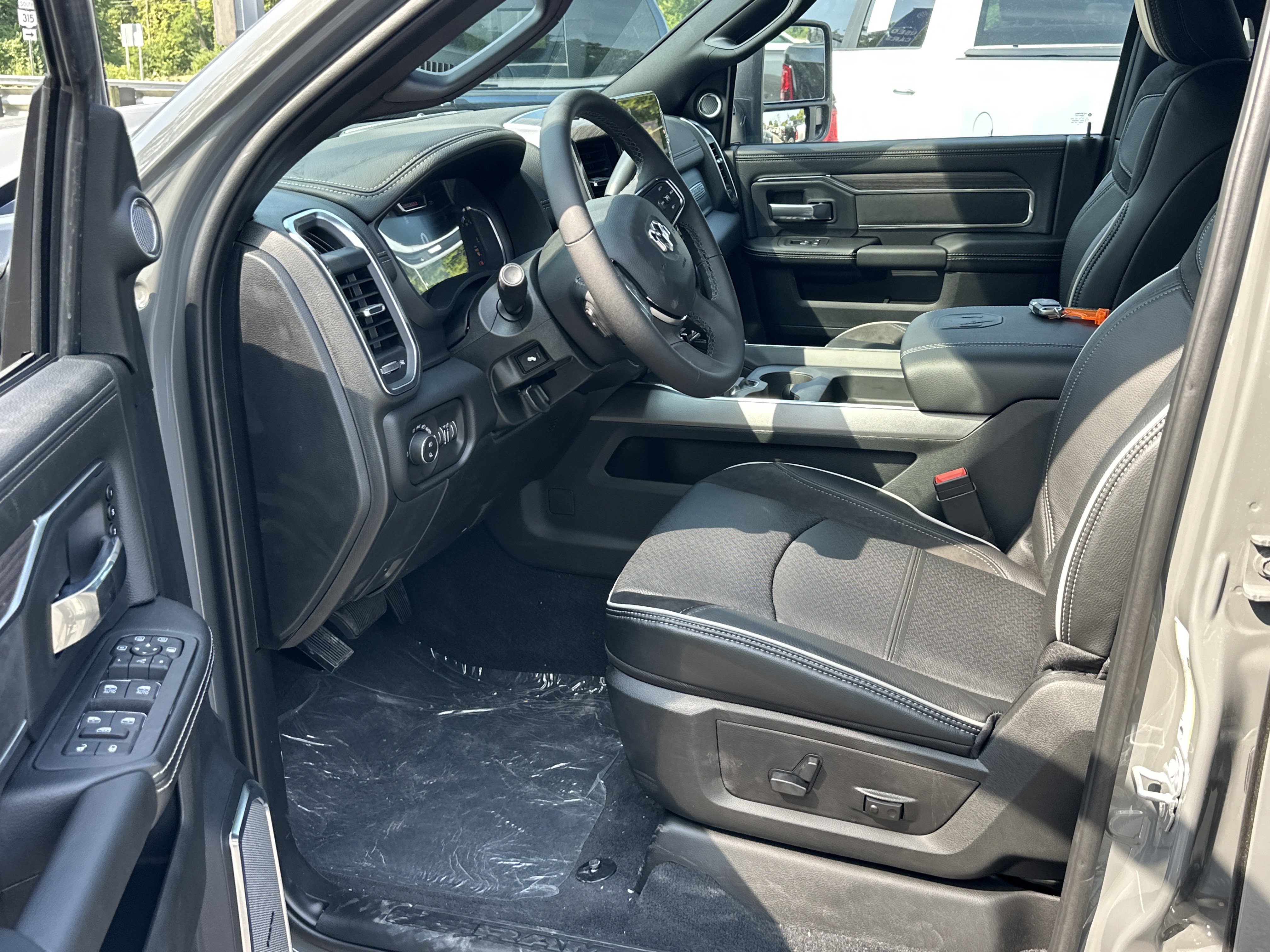 New 2026 RAM 3500 Laramie AWD/4WD image 30