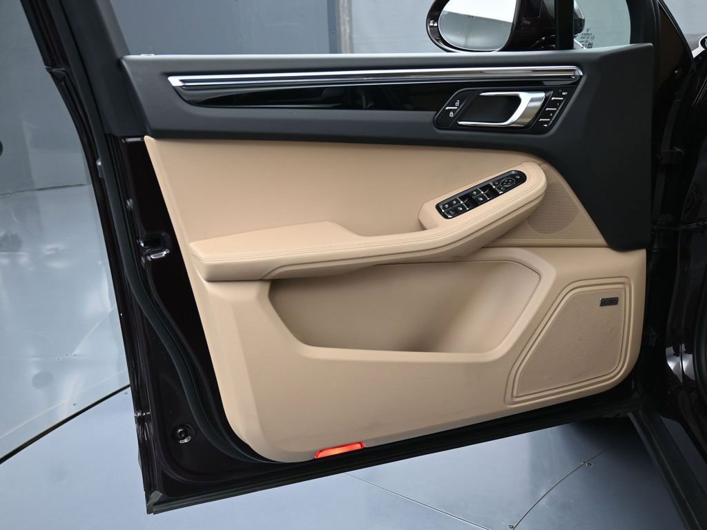 Certified 2025 Porsche Macan image 15