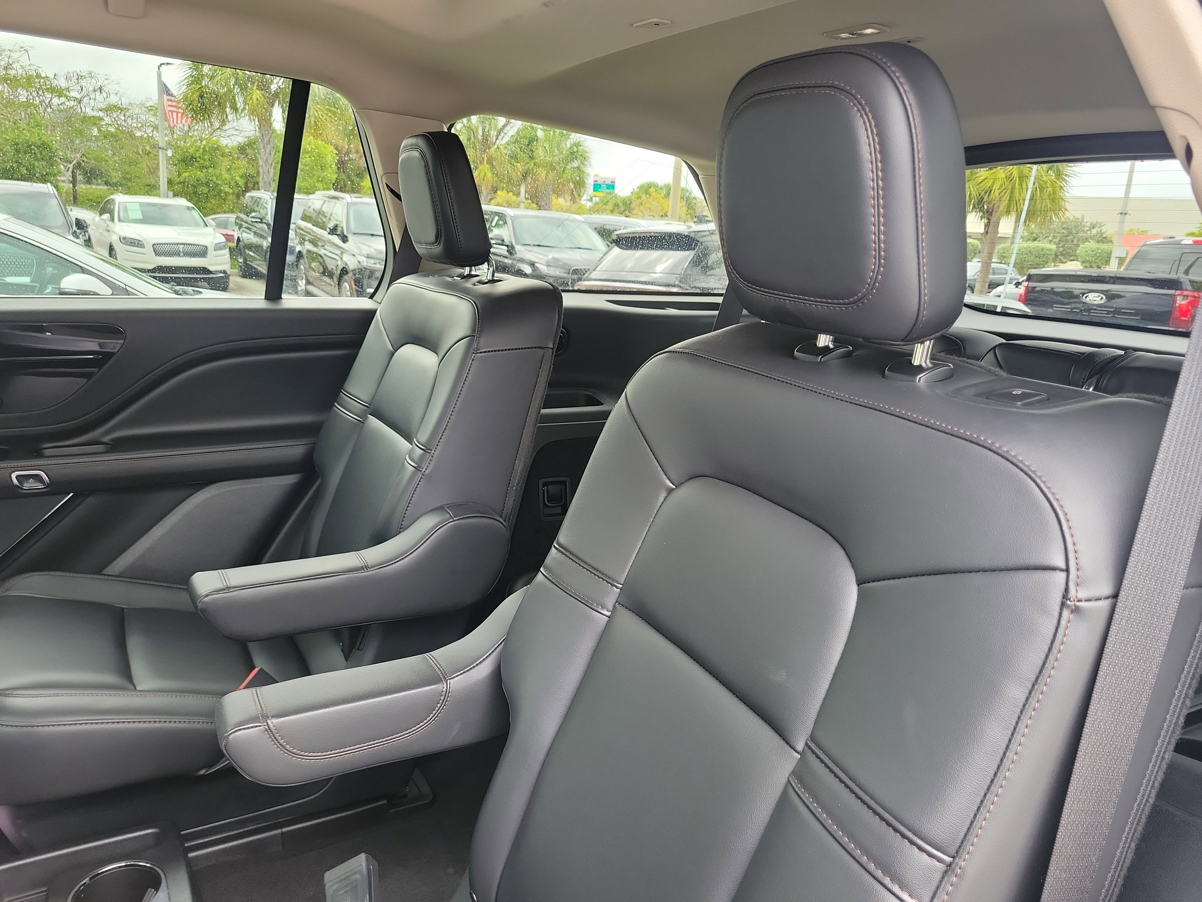 Used 2023 Lincoln Aviator 2WD w/ Premium Package image 11