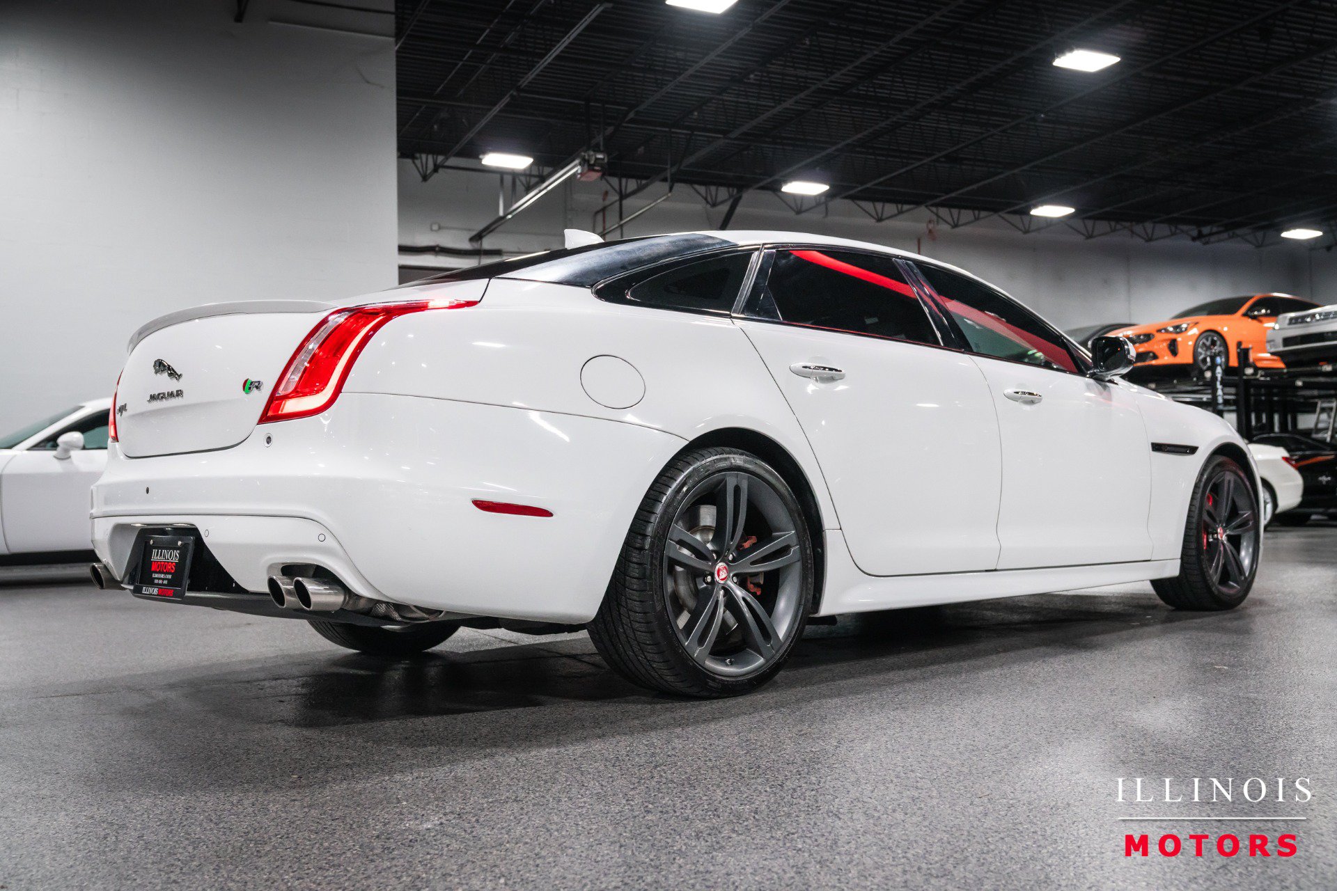 Used 2017 Jaguar XJ R RWD image 5