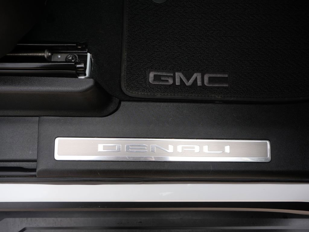 Used 2025 GMC Yukon Denali AWD/4WD image 23