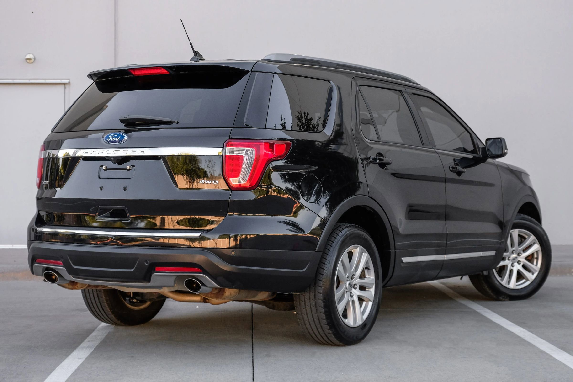 Used 2018 Ford Explorer XLT w/ Equipment Group 202A AWD/4WD image 4