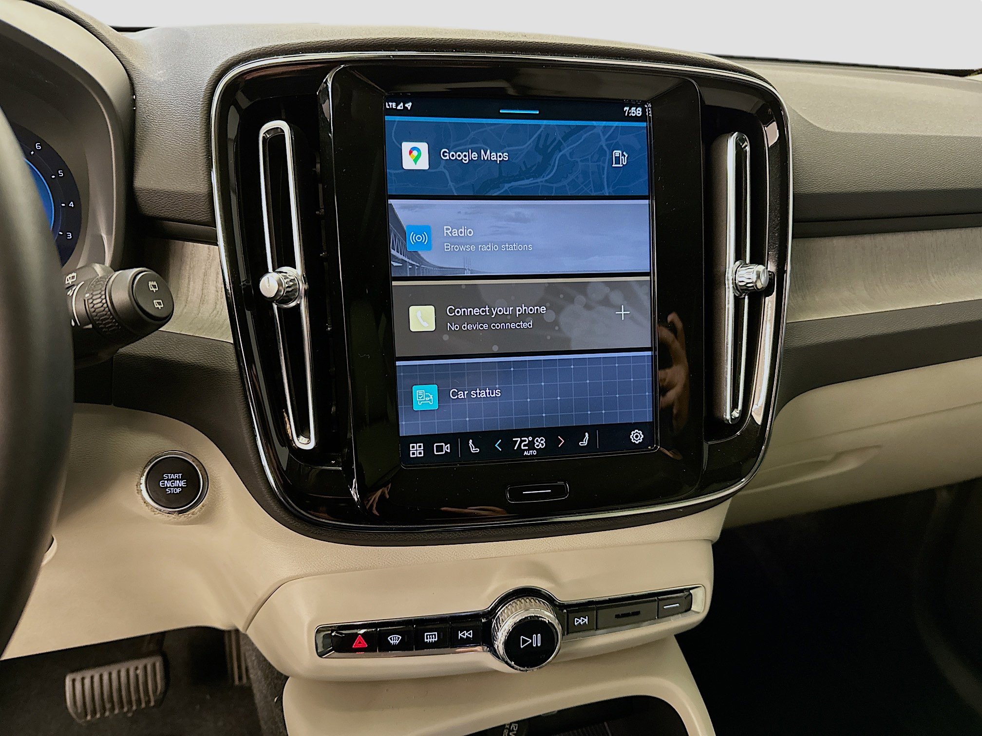 Used 2024 Volvo XC40 B5 Plus image 26