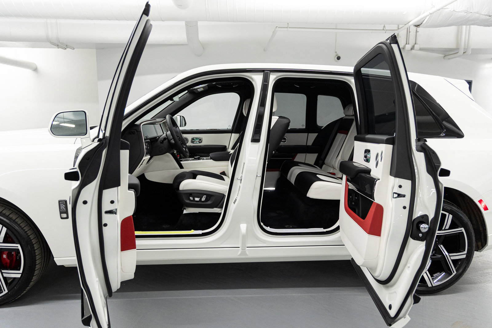 New 2026 Rolls-Royce Cullinan Black Badge image 30