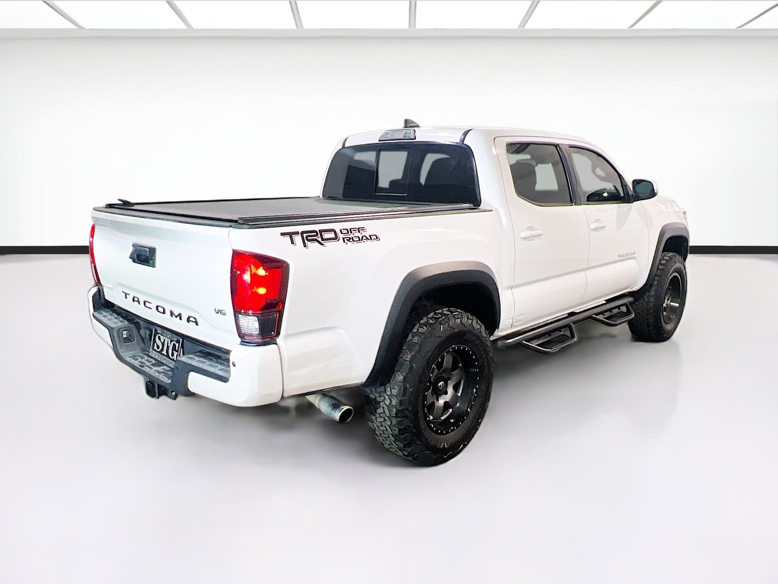 Used 2018 Toyota Tacoma TRD Off-Road w/ Technology Package RWD image 4