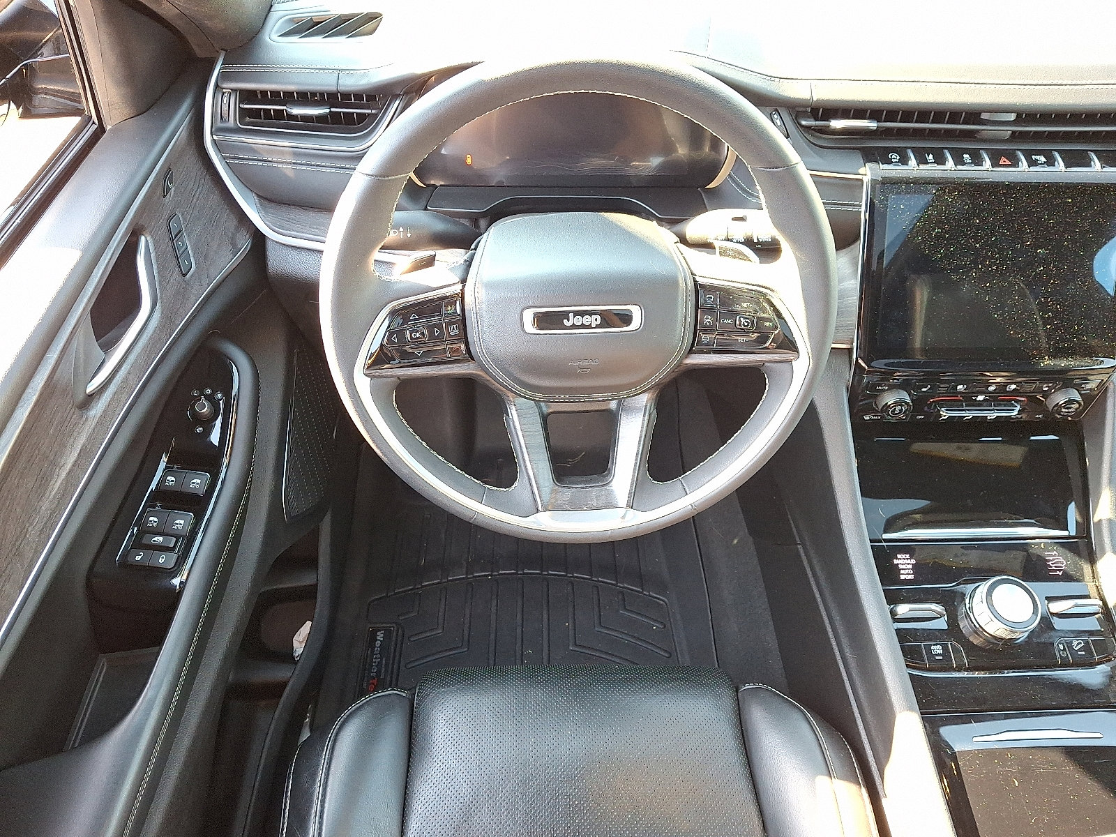 Used 2023 Jeep Grand Cherokee Overland w/ Luxury Tech Group IV image 12