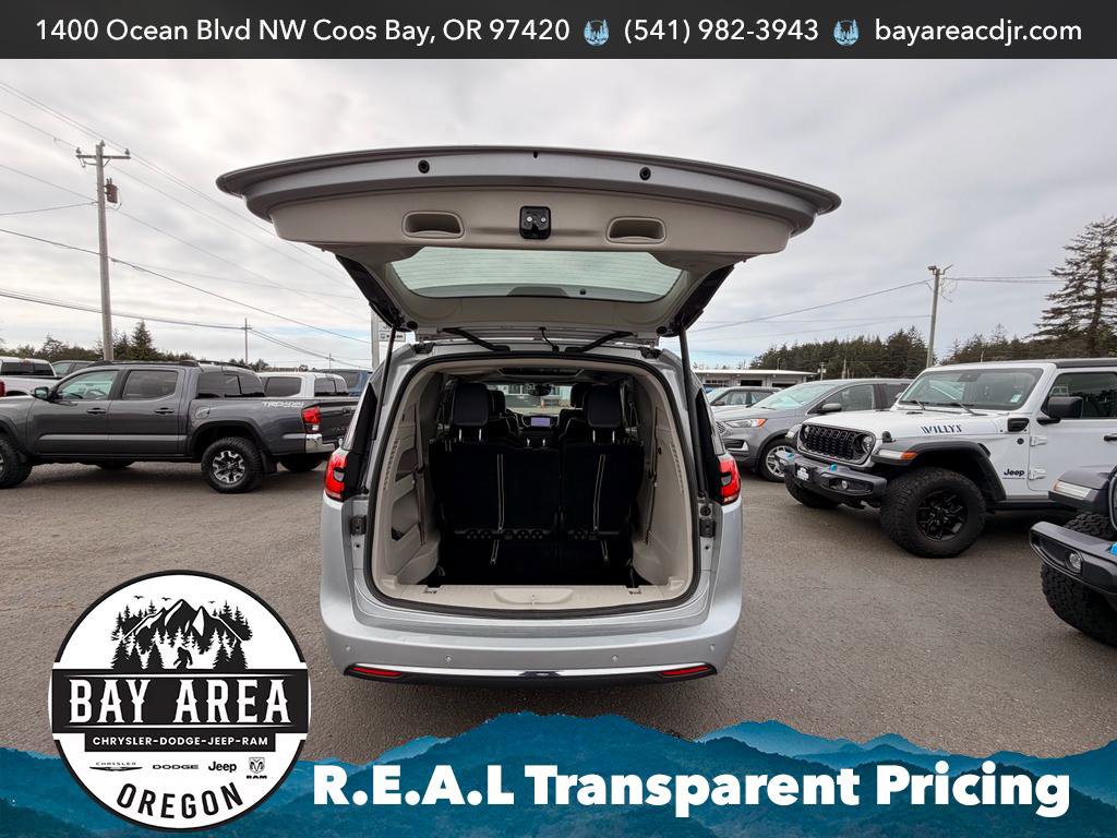 Used 2023 Chrysler Pacifica Limited FWD image 7