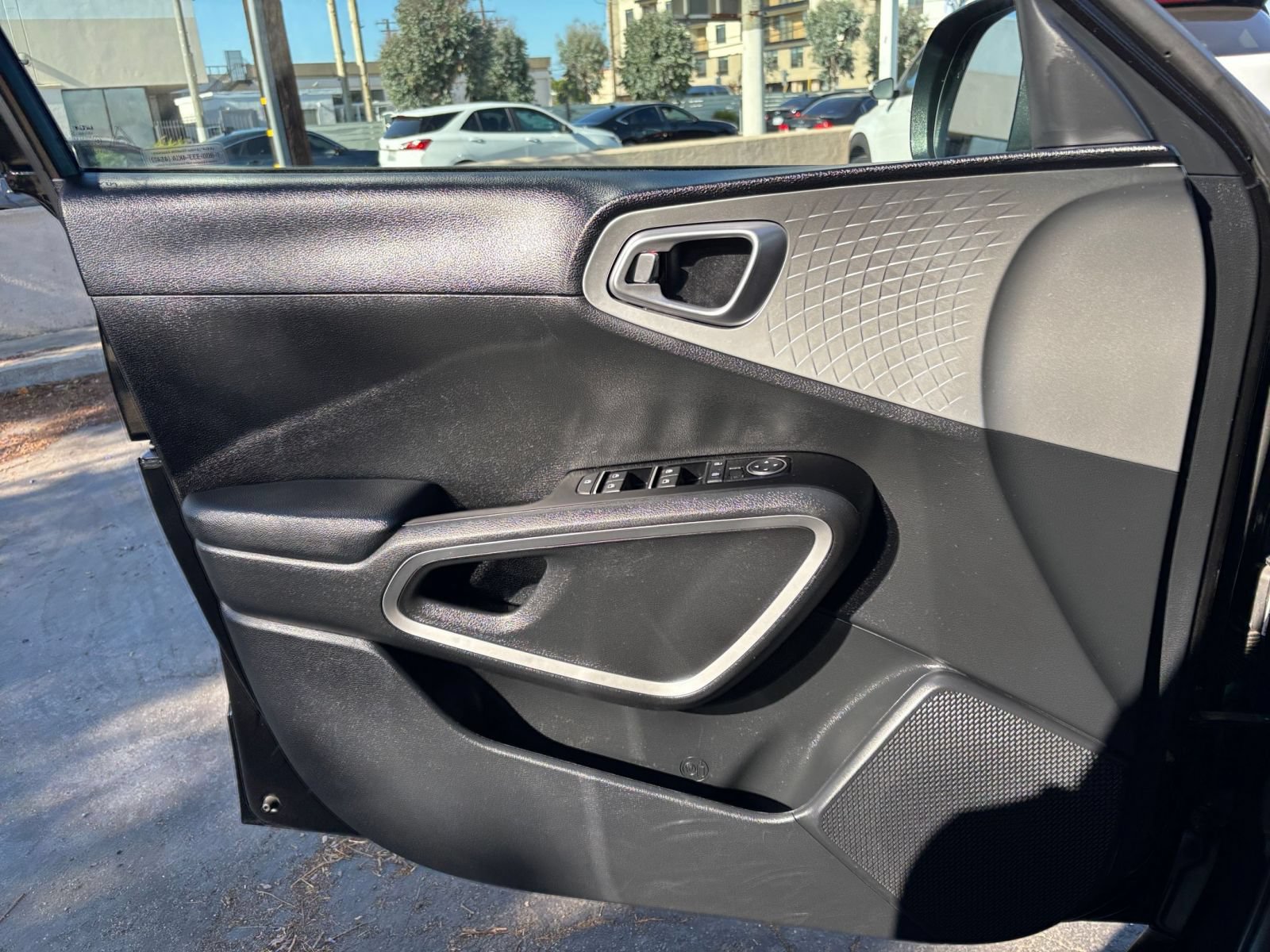 Used 2025 Kia Soul LX w/ LX Technology Package FWD image 31