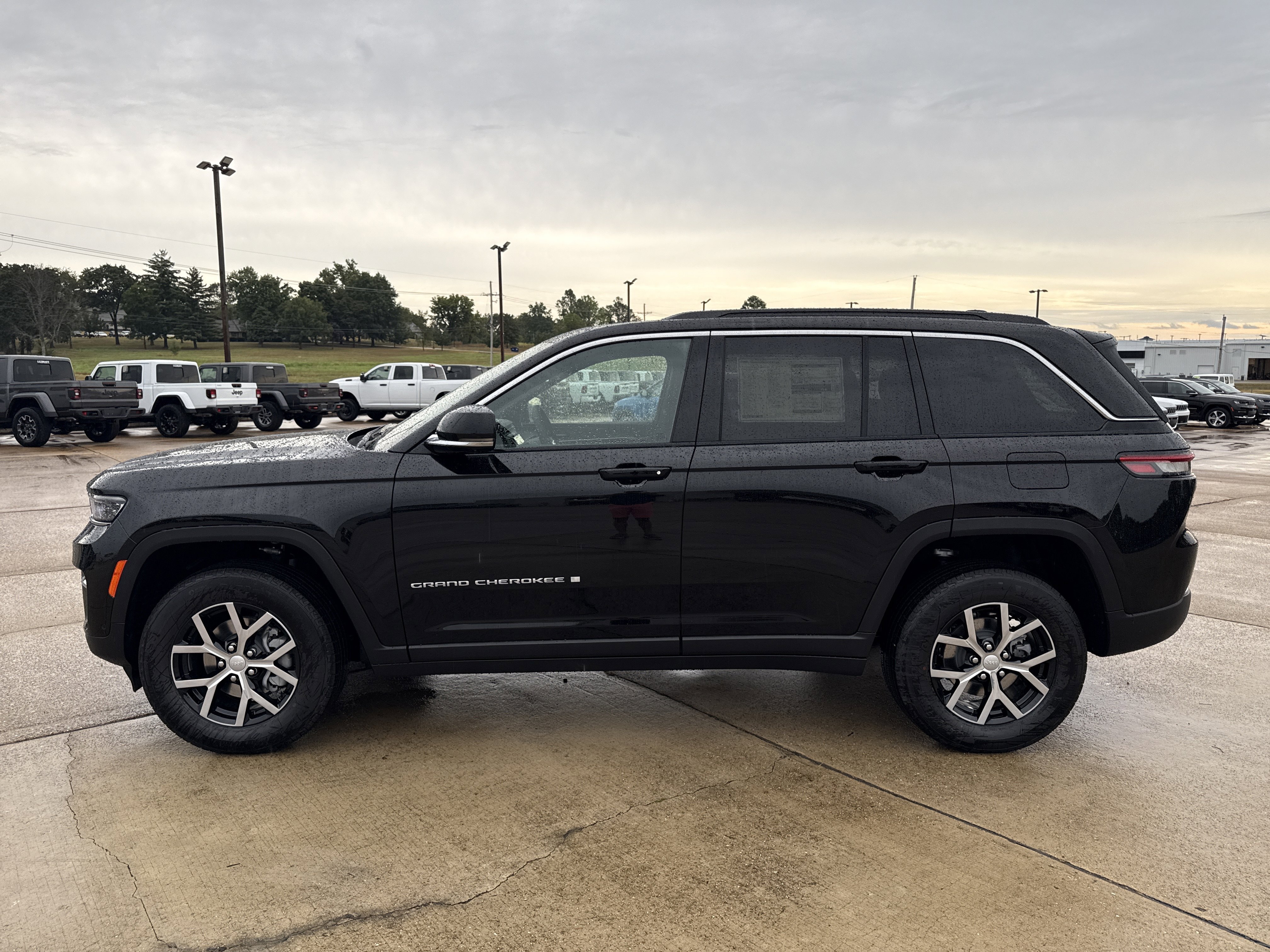 New 2025 Jeep Grand Cherokee Limited w/ Luxury Tech Group II image 5
