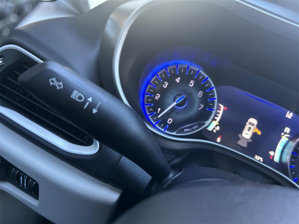 Used 2024 Chrysler Pacifica Touring-L image 28