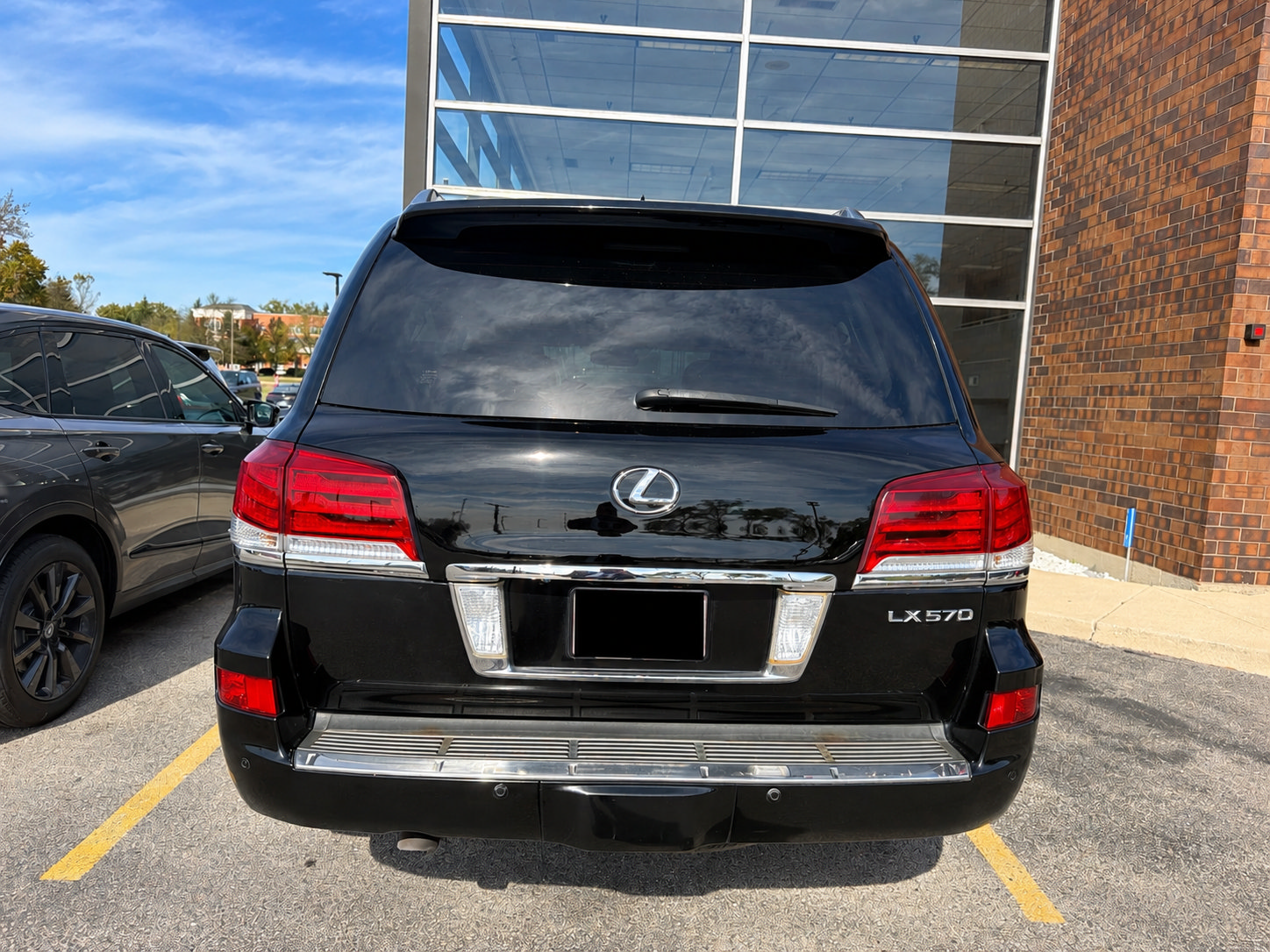 Used 2013 Lexus LX 570 4WD w/ Luxury Pkg image 4