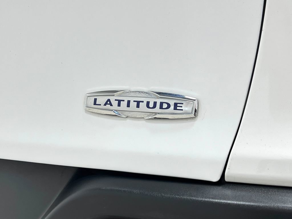 Used 2018 Jeep Cherokee Latitude Plus w/ Comfort/Convenience Group image 39