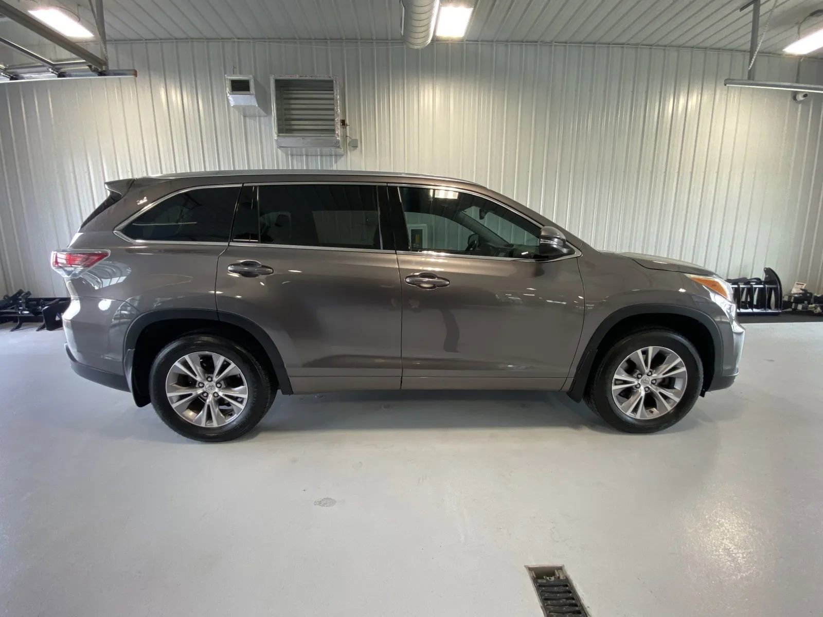 Used 2014 Toyota Highlander XLE AWD/4WD image 2