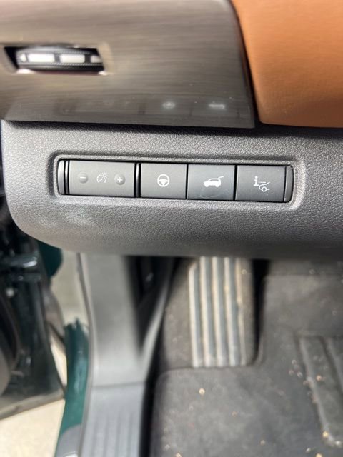 Used 2024 Nissan Pathfinder Platinum image 11