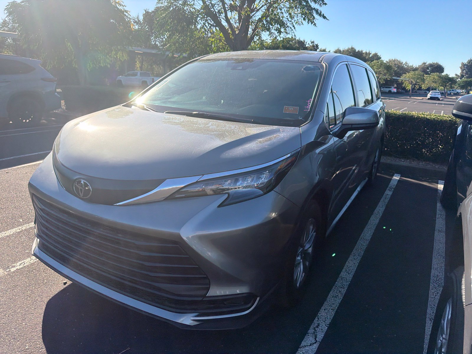 Used 2026 Toyota Sienna LE AWD/4WD image 3