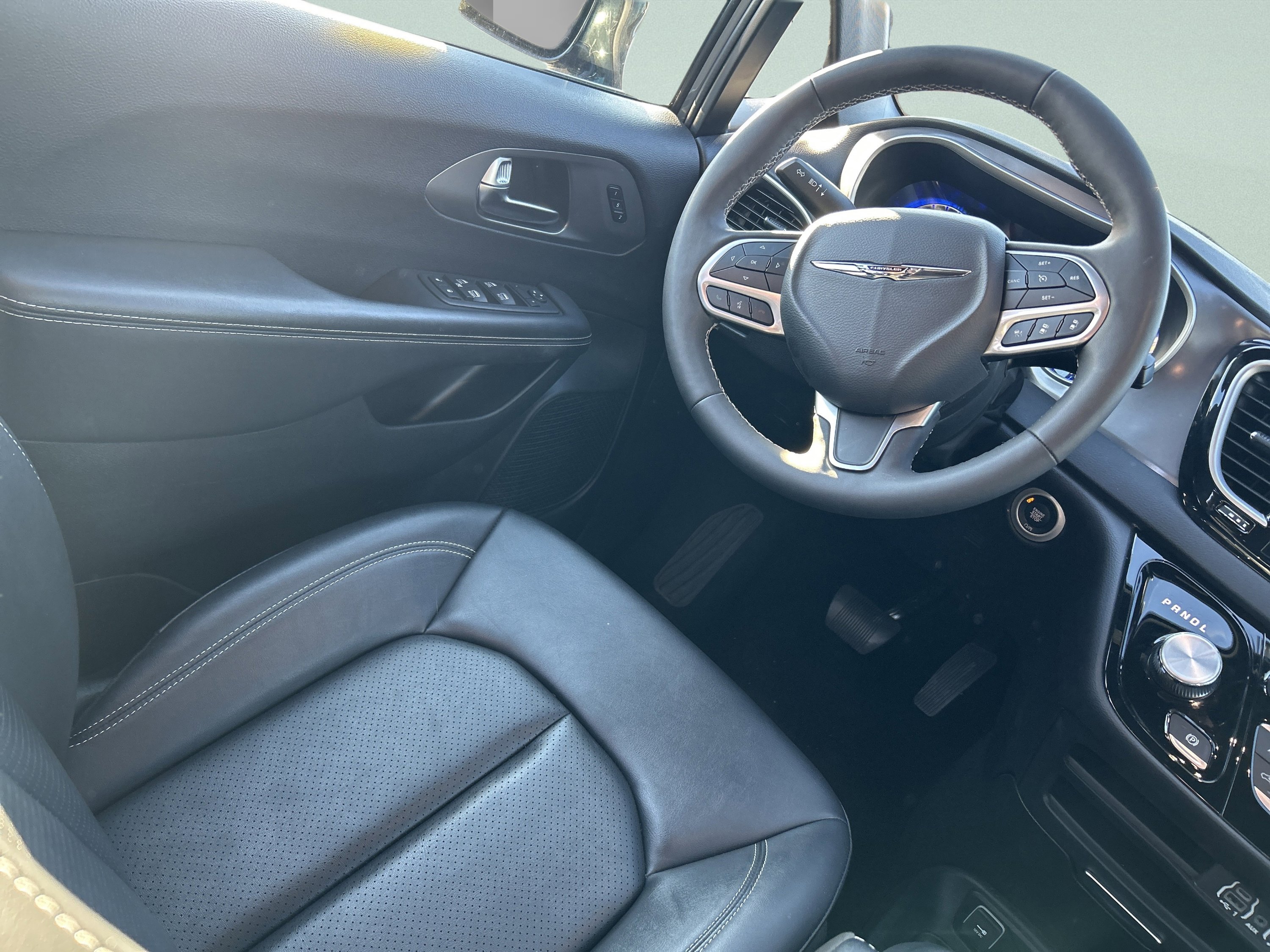 Used 2025 Chrysler Pacifica Select image 21