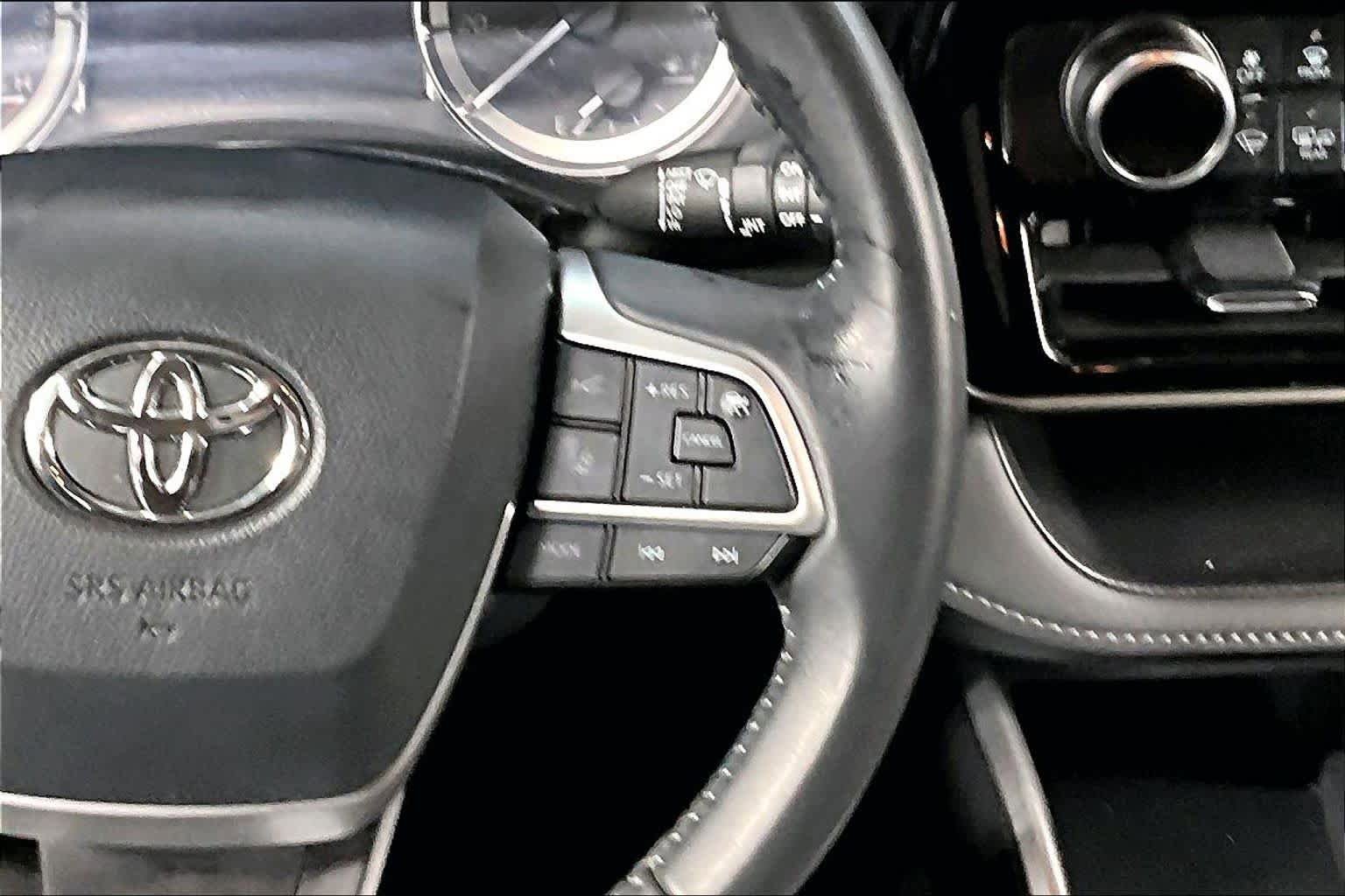 Used 2025 Toyota Highlander LE FWD image 24
