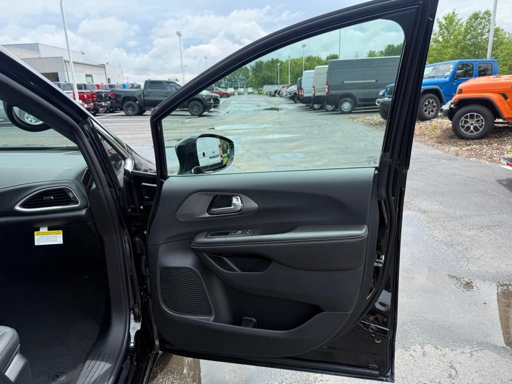 New 2027 Chrysler Pacifica Select FWD image 52