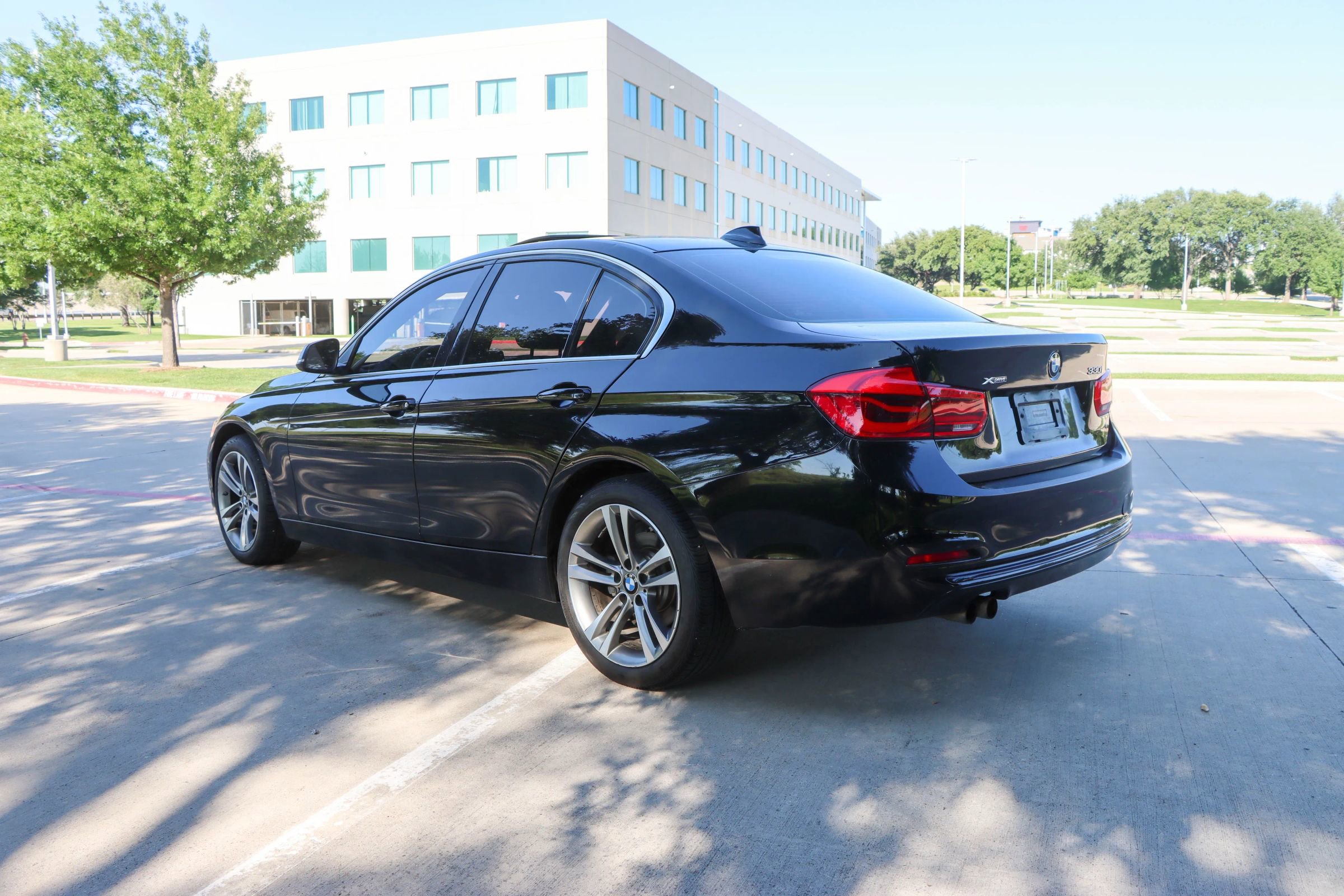 Used 2018 BMW 330i xDrive Sedan AWD/4WD image 5